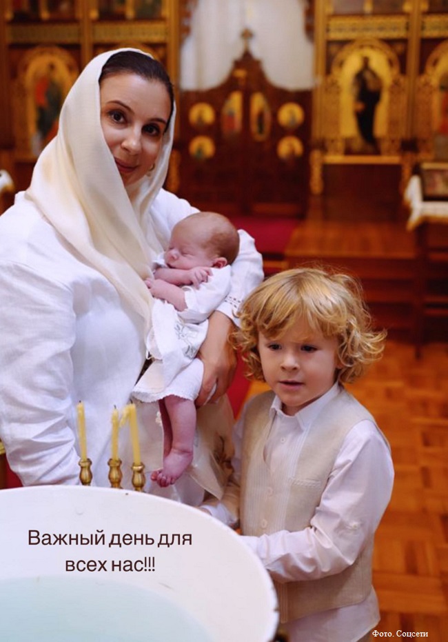 Екатерина Стриженова с внуками в храме