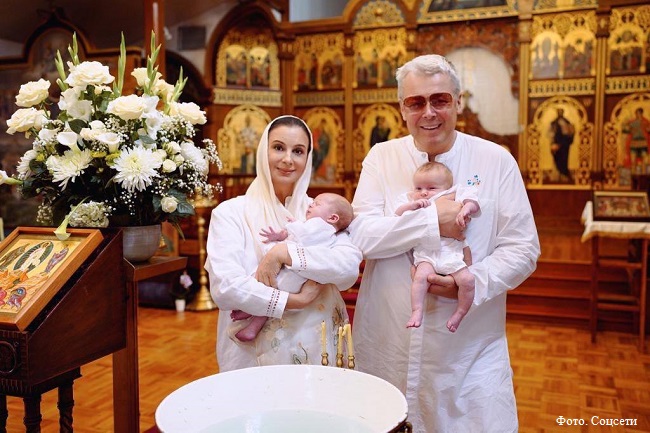 Екатерина и Александр Стриженовы с внуками в храме
