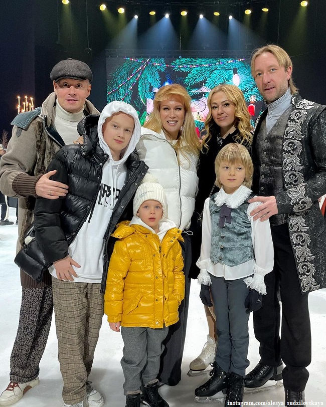 Олеся Судзиловская с мужем и сыновьями, Евгений Плющенко и Яна Рудковская с сыном