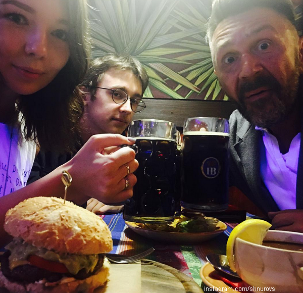 Сергей Шнуров пьет пиво с детьми