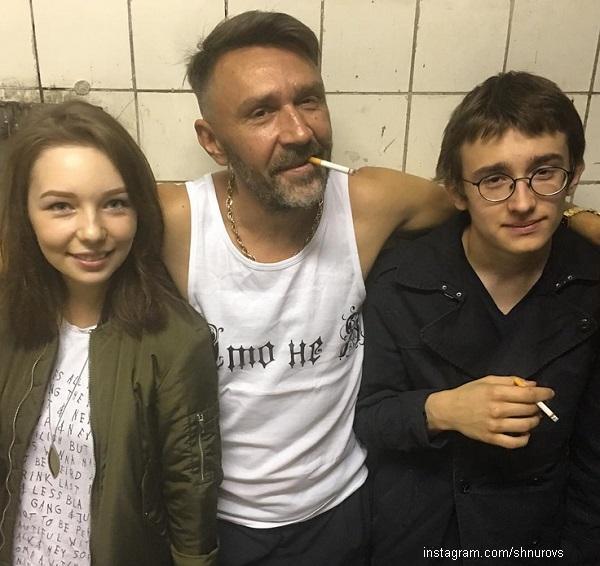 Сергей Шнуров курит с детьми
