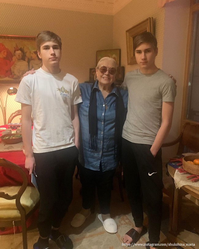 Дети Марии Шукшиной с бабушкой 