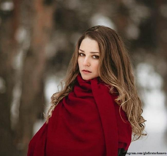 Глафира Тарханова предстала в образе роковой красавицы