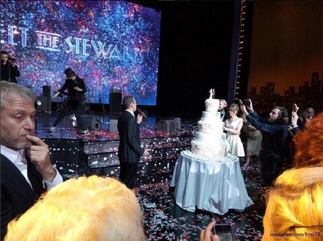 Светлана Устинова и Илья Стюарт у свадебного торта