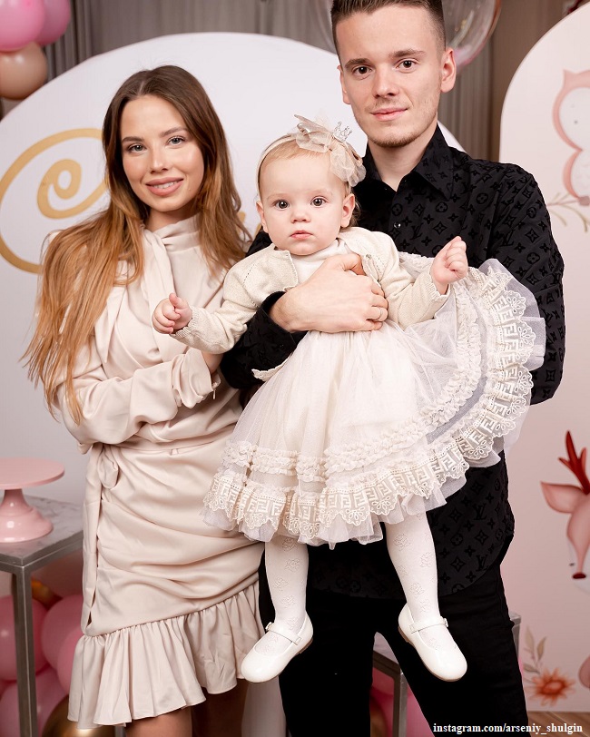 Сына Валерии с женой и дочкой 