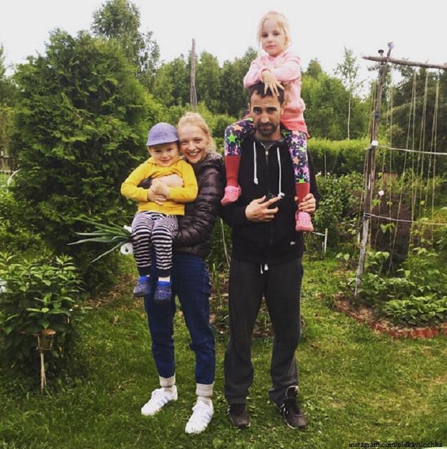 Екатерина Вилкова с Ильей Любимовым отдыхают с подросшими детьми в родных краях