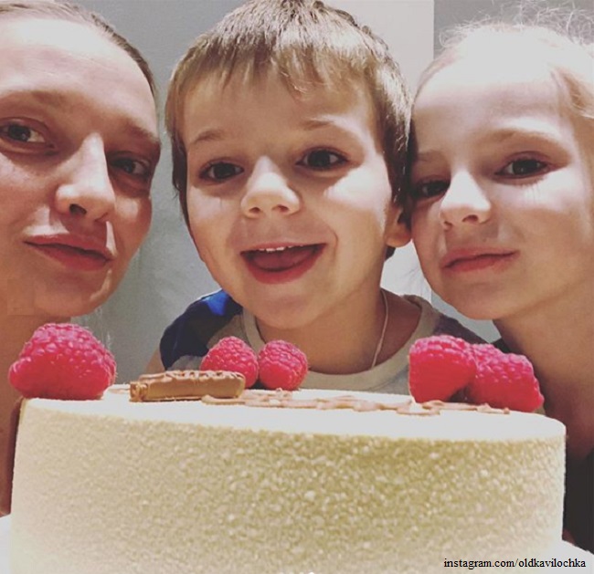 Екатерина Вилкова поделилась фото с детьми в честь семейного праздника
