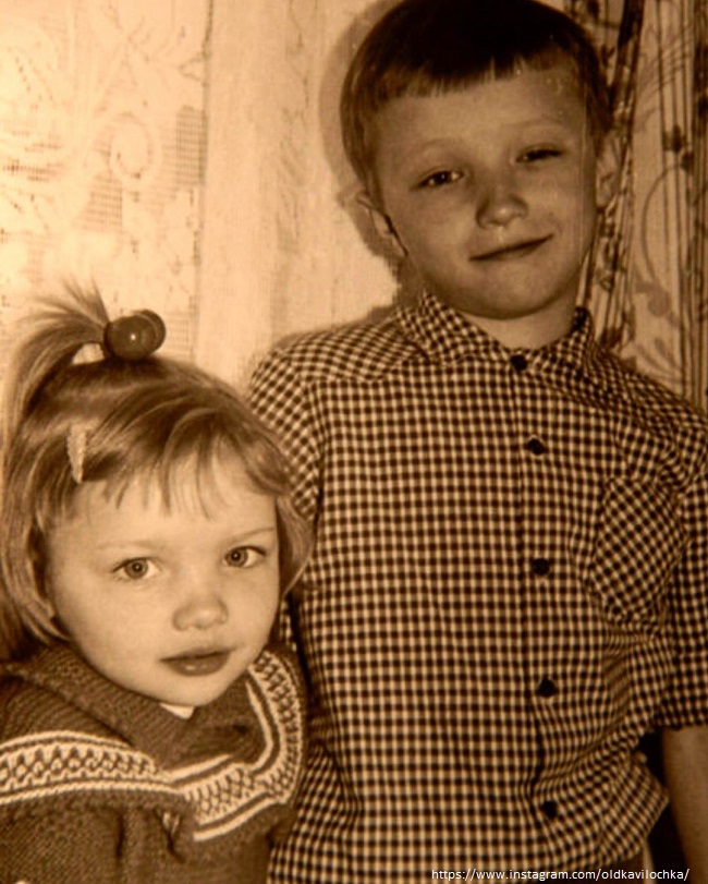 Екатерина Вилкова в детстве с братом  