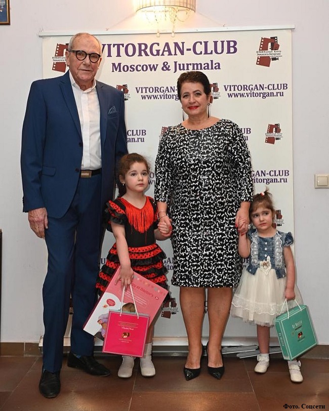 Эммануил Виторган и Ирина Млодик с дочерьми