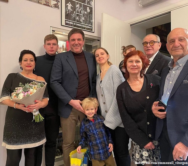 Эммануил Виторган с женой и Максим Виторган с бывшей женой и тремя детьми