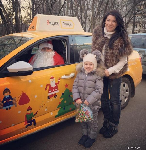 Екатерину Волкову с дочкой прокатил Дед Мороз 