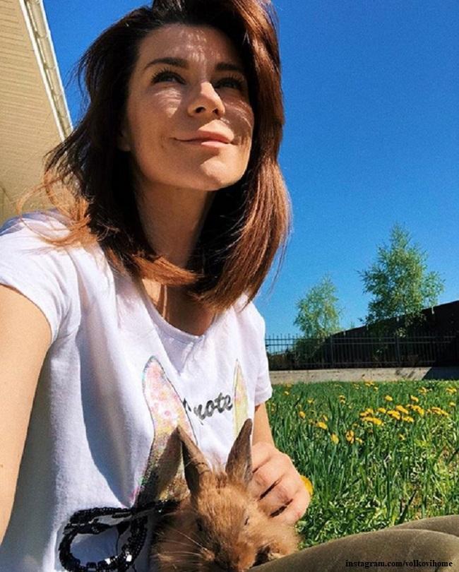 Екатерина Волкова с зализанным кроликом