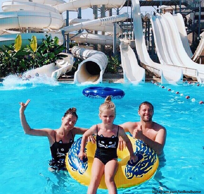 Екатерина Волкова с мужем и дочерью в аквапарке