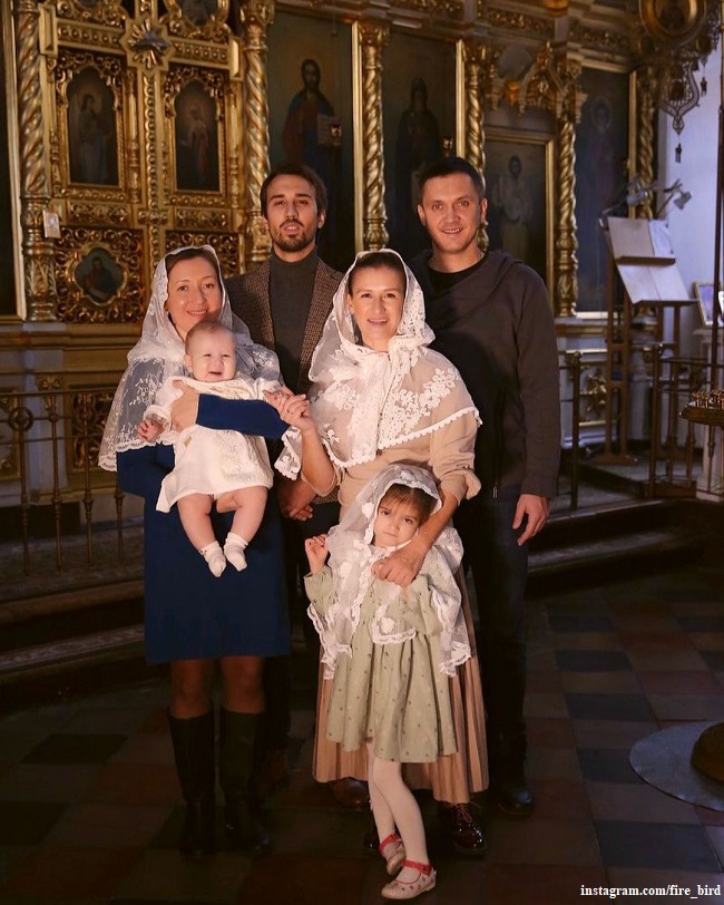 Татьяна Волосожар и Максим Траньков с сыном и крестными