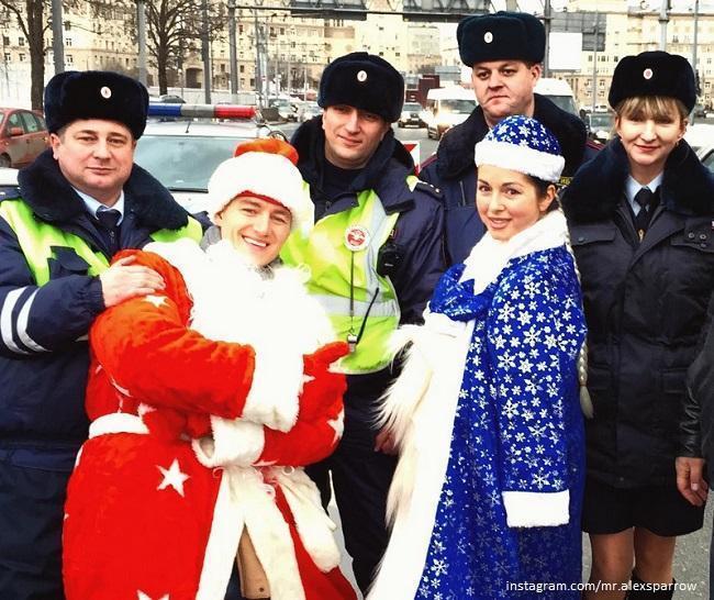 Алексей Воробье в костюме деда мороза штрафовал водителей 