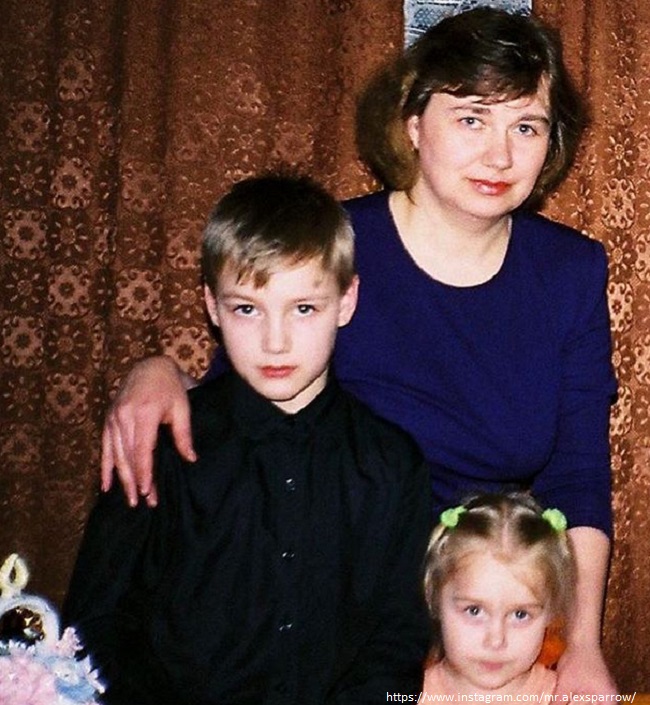Алексей Воробьев с сестрой и мамой 