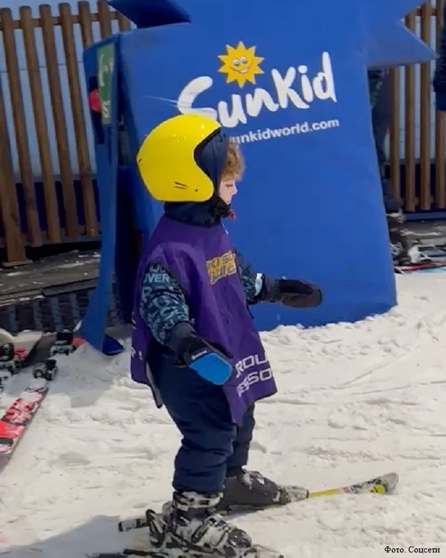Толя Максаков впервые встал на горные лыжи