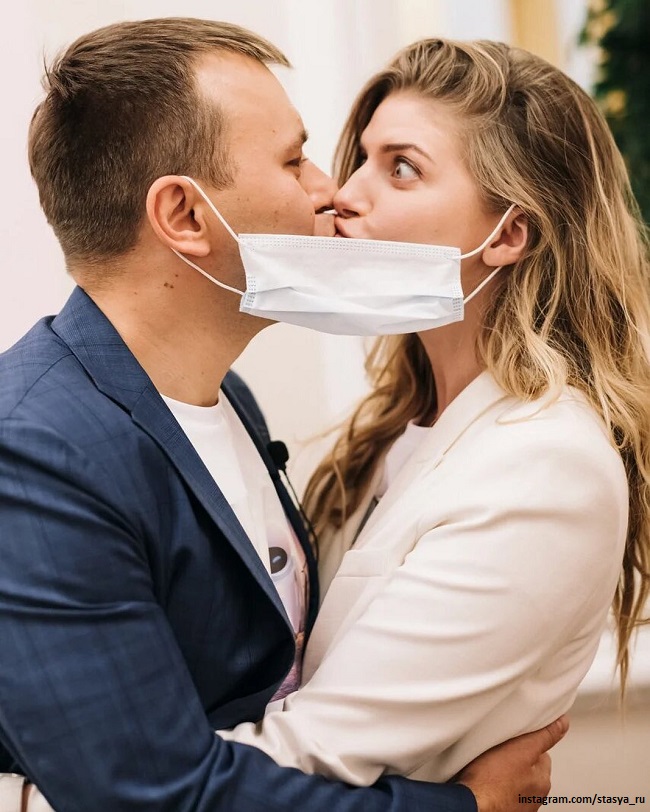 Анастасия Задорожная с мужем Владимиром целуется