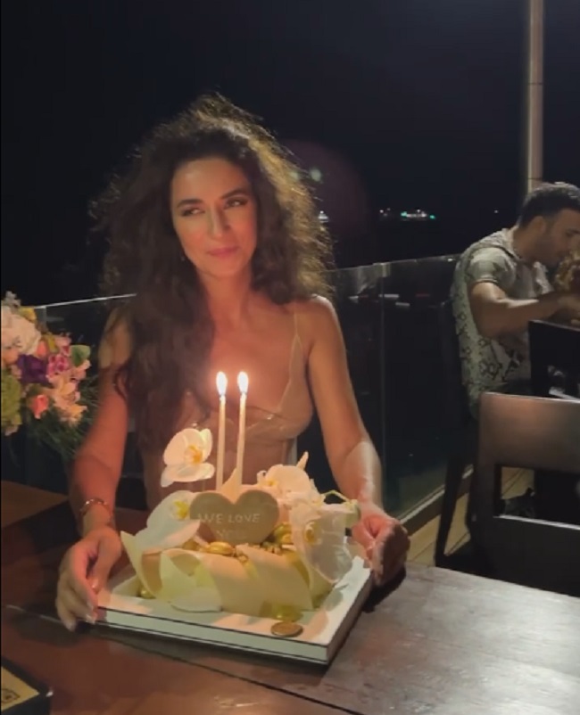Певица Зара задувает свечи на именинном торте