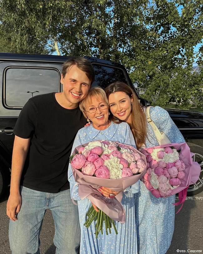 Анна Заворотнюк с бабушкой и братом