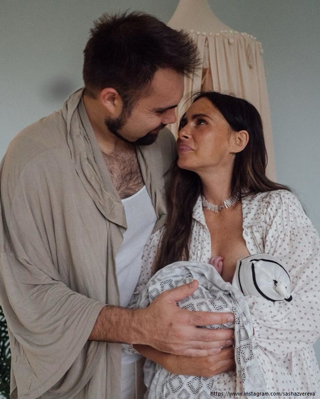 Саша Зверева в первый раз показала лицо новорожденного ребенка 