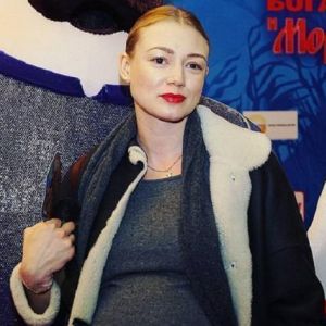Подробнее: Оксана Акиньшина, находясь на девятом месяце беременности, сводила сына на премьеру