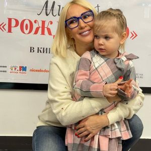 Подробнее: Лера Кудрявцева похвасталась, что записала 4-летнюю дочку в библиотеку