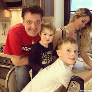 Подробнее: Денис Матросов провел выходные, стряпая пирожки с сыновьями от разных браков