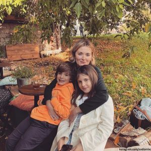 Подробнее: Надежда Михалкова показала, как ее дети отожгли у Новогодней елки