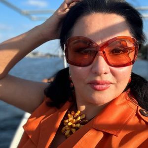 Подробнее: Анна Нетребко в мандаринового цвета костюме прокатилась на лодке с сыном в Берлине