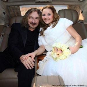 Подробнее: Игорь Николаев показал страстный поцелуй с молодой женой в годовщину свадьбы