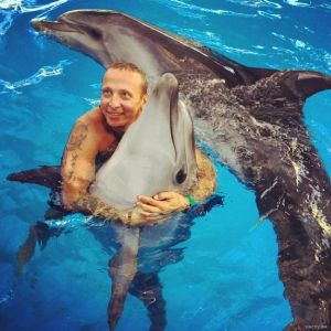 Подробнее: Иван Охлобыстин вместе с семьей катается на дельфинах