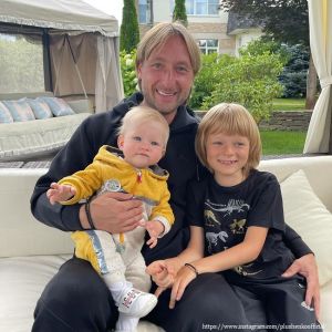 Подробнее: «Трое из ларца одинаковых с лица!»: Евгений Плющенко снялся в фотосессии с обоими сыновьями