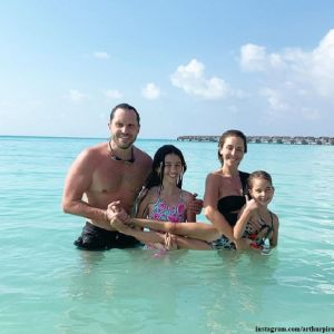 Подробнее: Александр Ревва с женой показали семейную идиллию на Мальдивах