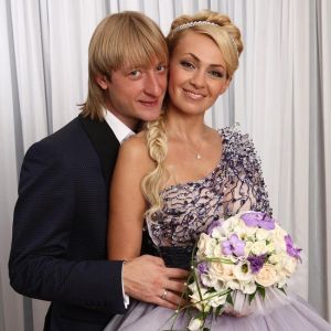 Подробнее: Яна Рудковская поделилась редкими свадебными кадрами с Плющенко в годовщину торжества