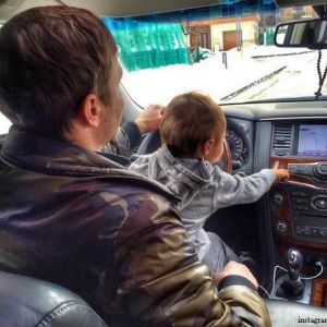 Подробнее: Алексей Чадов учит сына водить машину