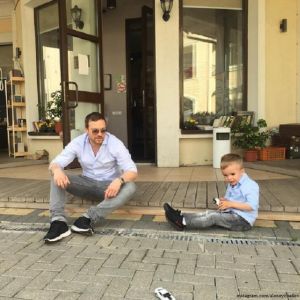 Подробнее: Алексей Чадов вместе с трехлетним сыном сел за руль
