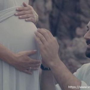 Подробнее: Алексей Чумаков снял в своем новом клипе беременную жену 